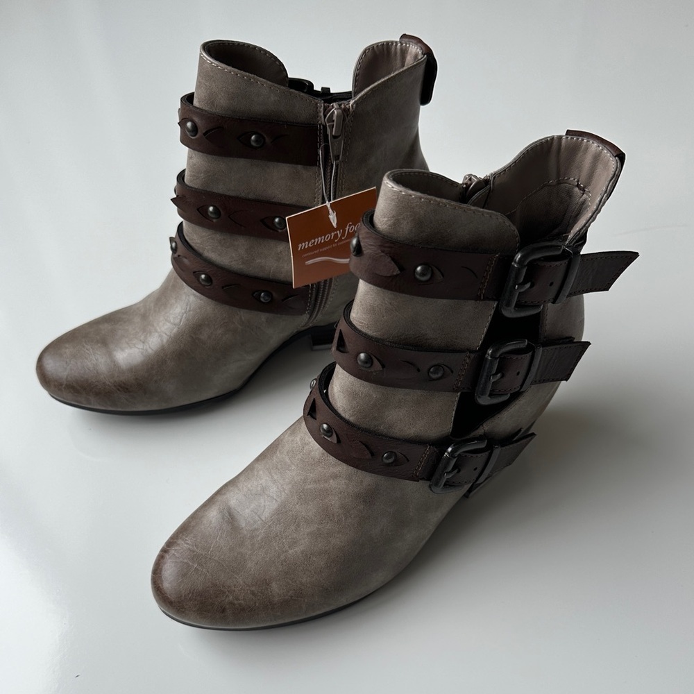 NWT Sonoma Tan Brown Buckle Open Side Memory Foam Ankle Booties Women’s 8.5 FLAW